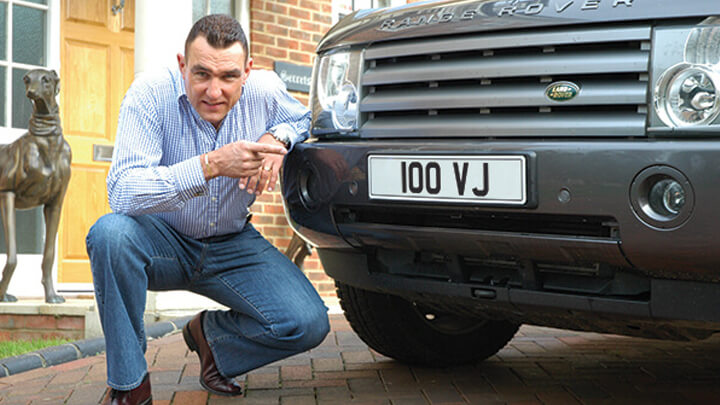 Vinnie Jones pointing to his car registration number 100 VJ